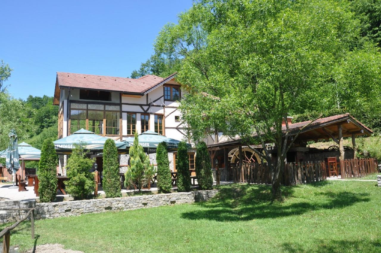 Motel "Kula" Cazin Exterior photo